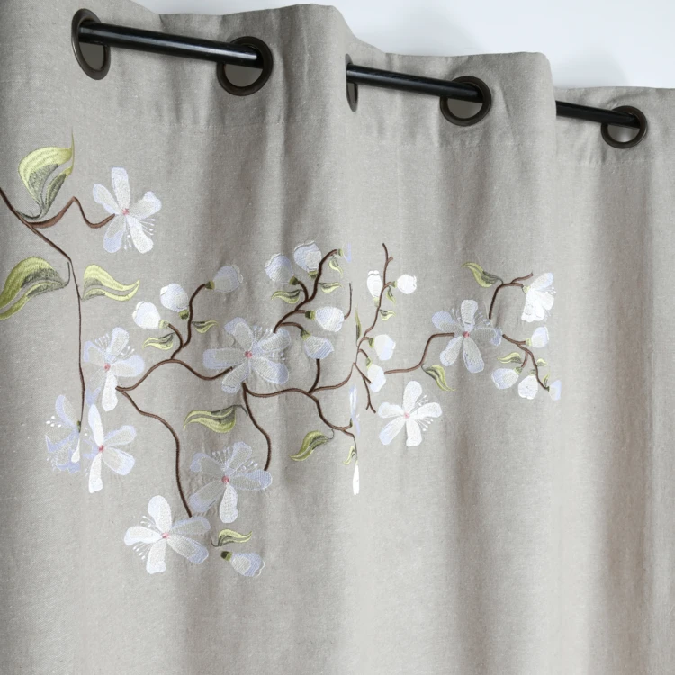 Vorhang mit Frühlingsbaum- und Blumenmuster