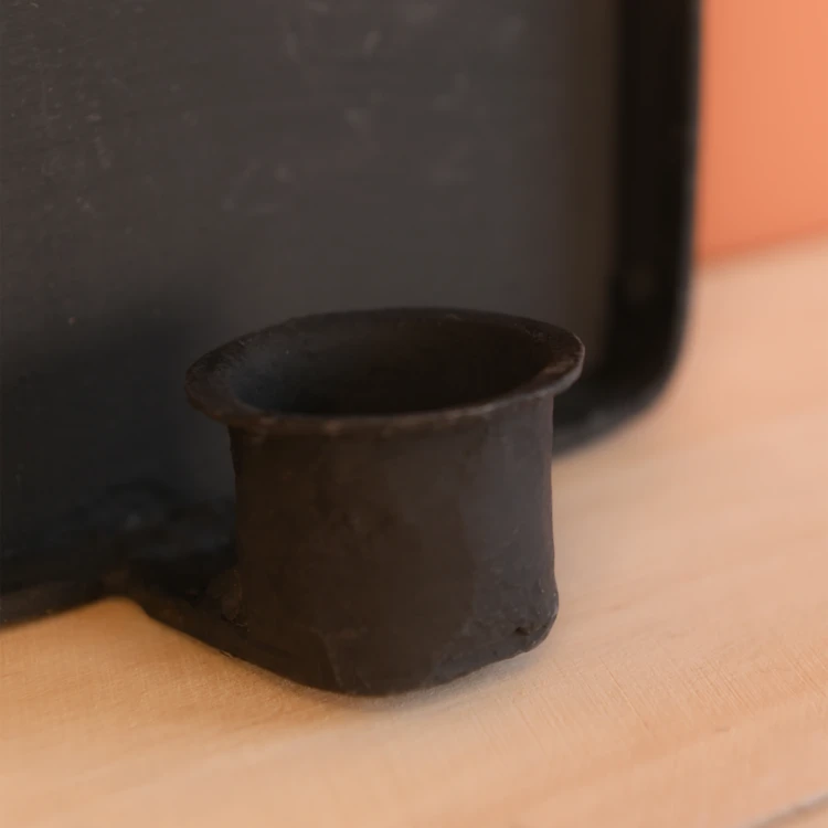 Castiçal de parede quadrado em metal bruto