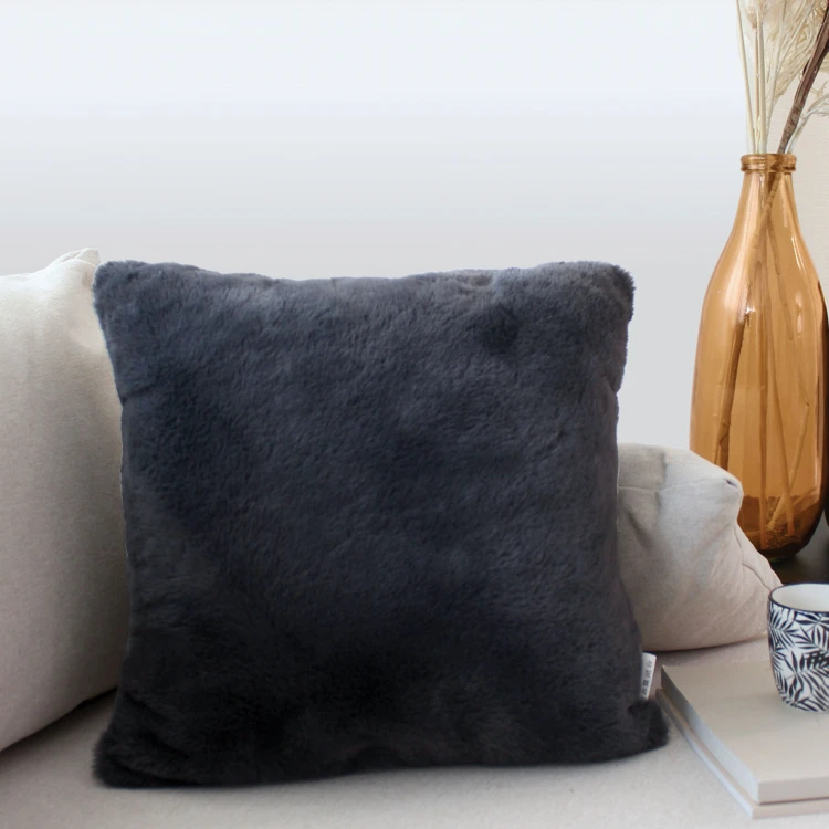 Coussin décoratif imitation fourrure toucher ultra doux