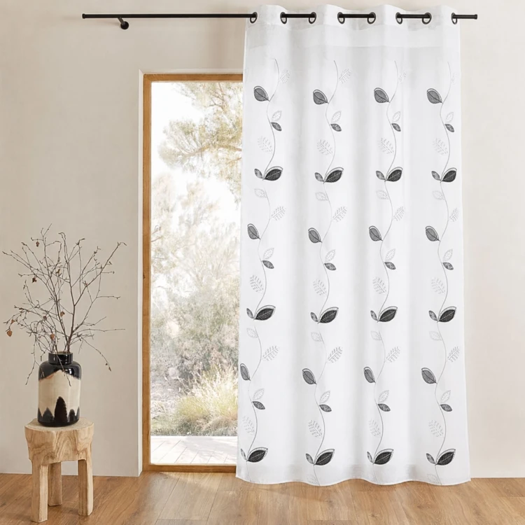 Bestickter Vorhang mit Blattmotiven