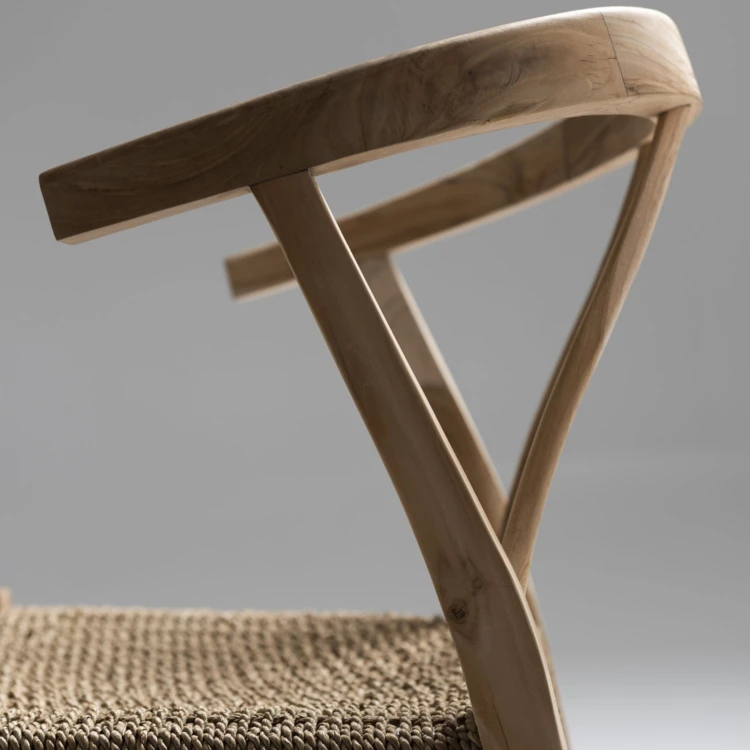 Silla de madera de teca y ratán trenzado