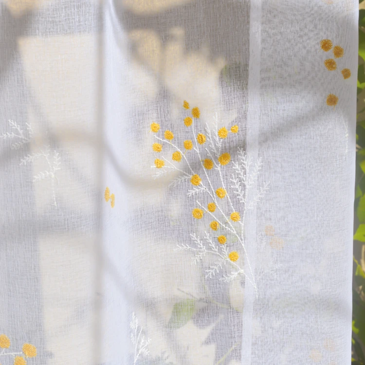 Vorhang bestickt mit einem Mimosa-Motiv