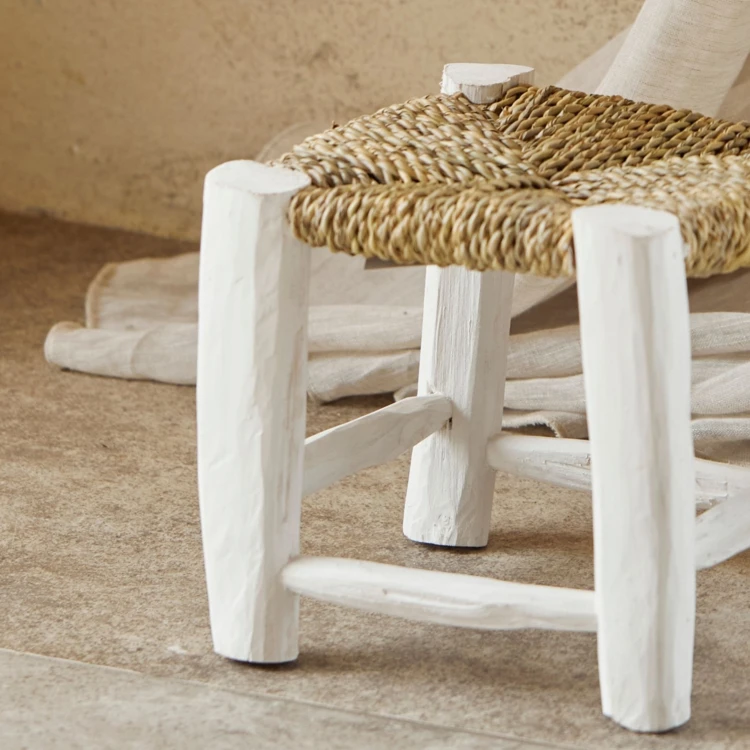 Taburete marroquí de madera blanca