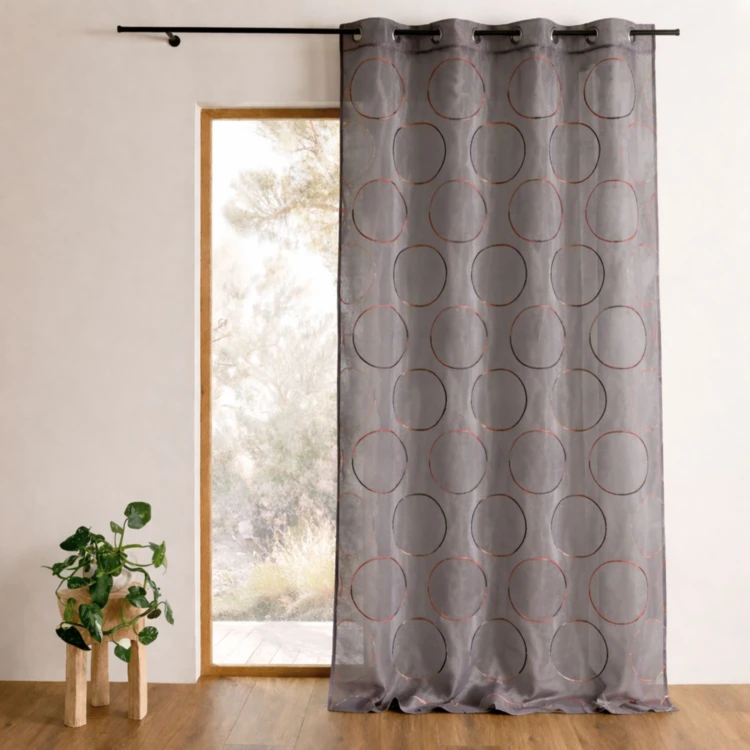 Voile de organza com círculos bordados