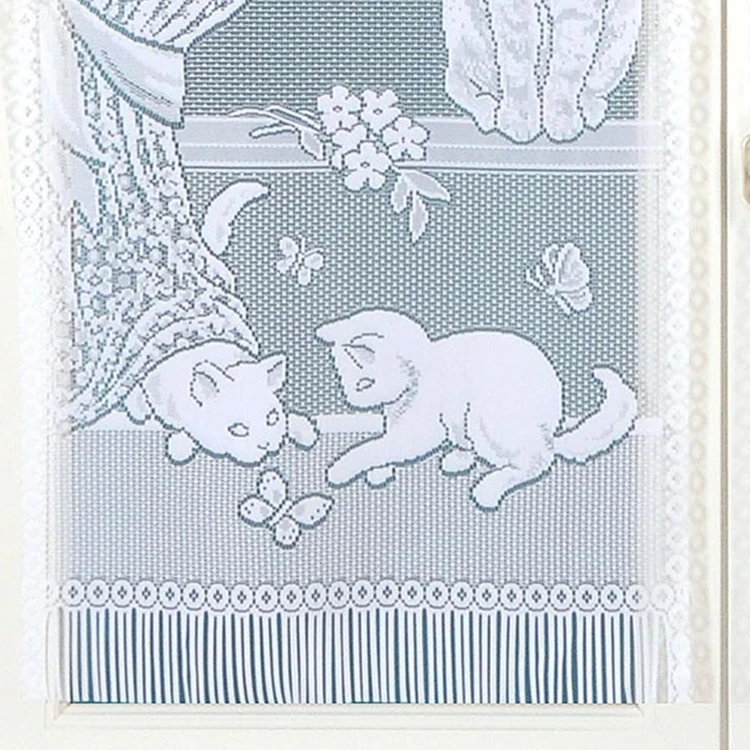 Par de pequenas cortinas em renda com chatons e franjas