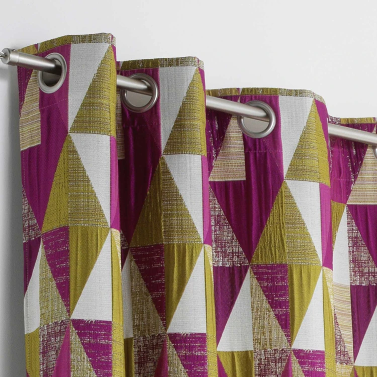 Cortina de design com padrão triangular