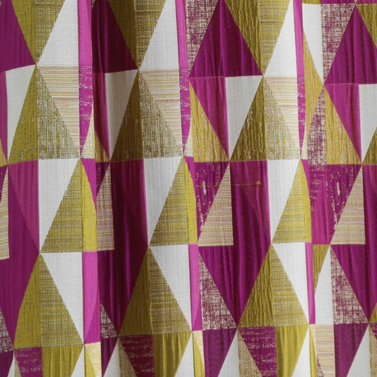 Cortina de design com padrão triangular
