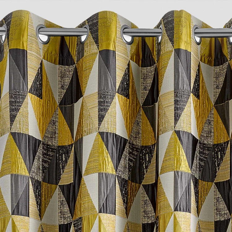Cortina de design com padrão triangular