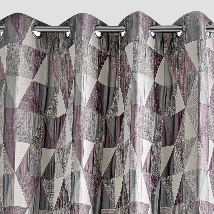 Cortina de design com padrão triangular
