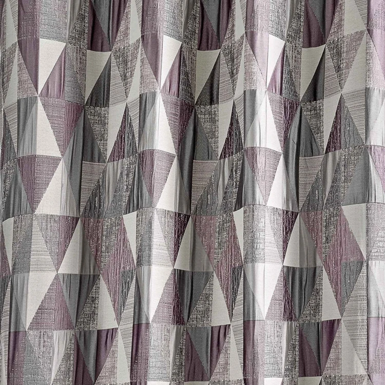 Cortina de design com padrão triangular
