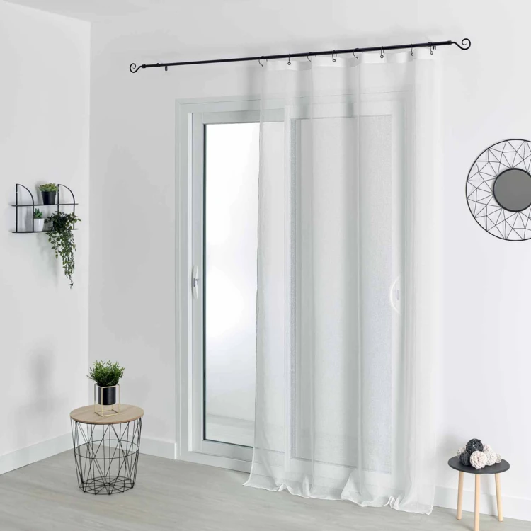 Tecido transparente com argolas pretas amovíveis