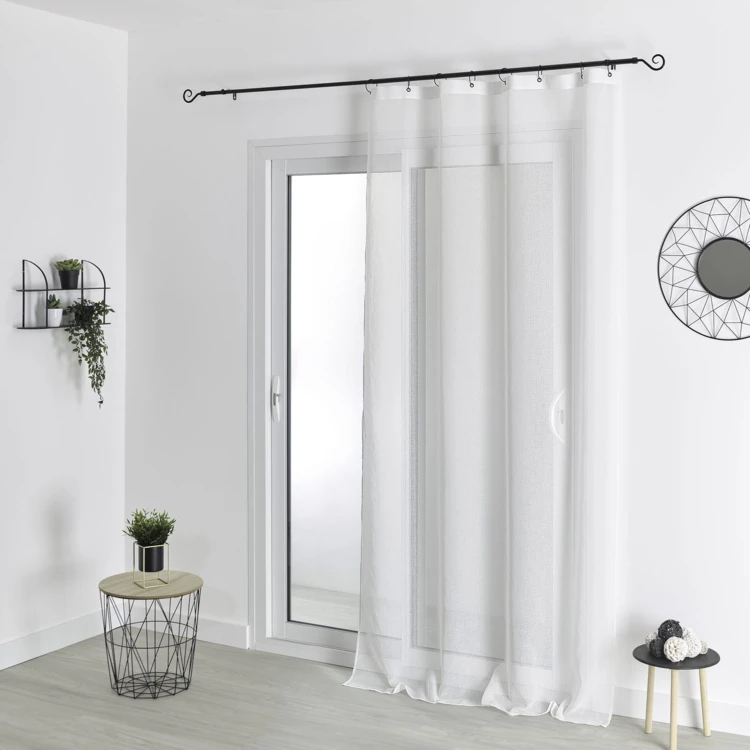 Tecido transparente com argolas pretas amovíveis
