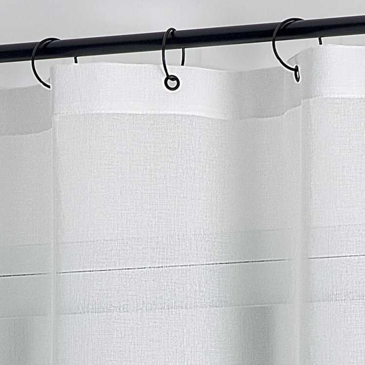 Tecido transparente com argolas pretas amovíveis
