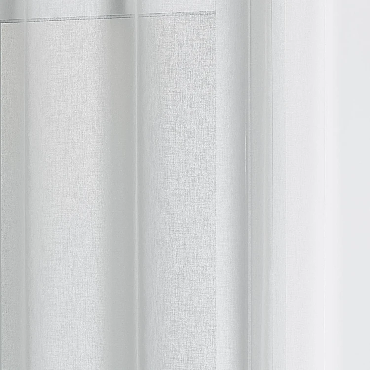 Tecido transparente com argolas pretas amovíveis