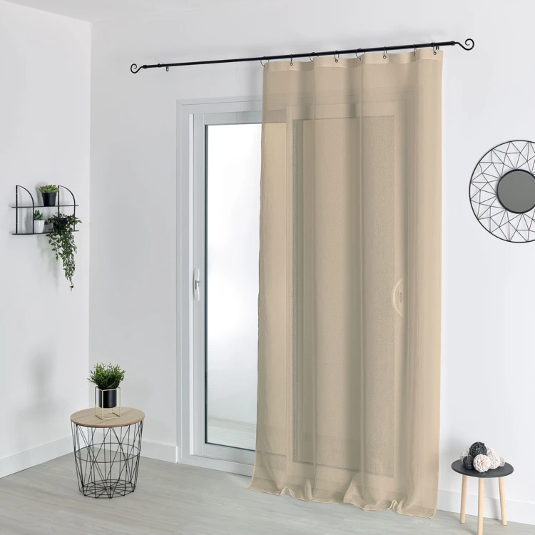 Tecido transparente com argolas pretas amovíveis