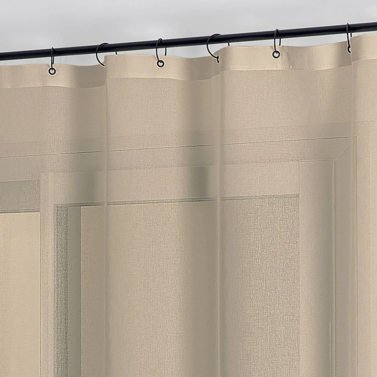 Tecido transparente com argolas pretas amovíveis