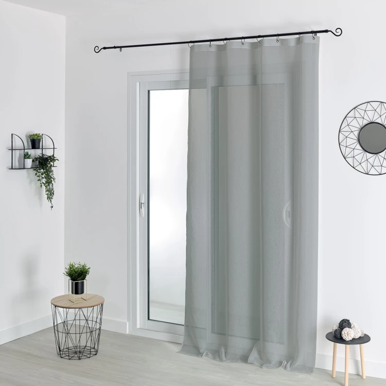 Tecido transparente com argolas pretas amovíveis