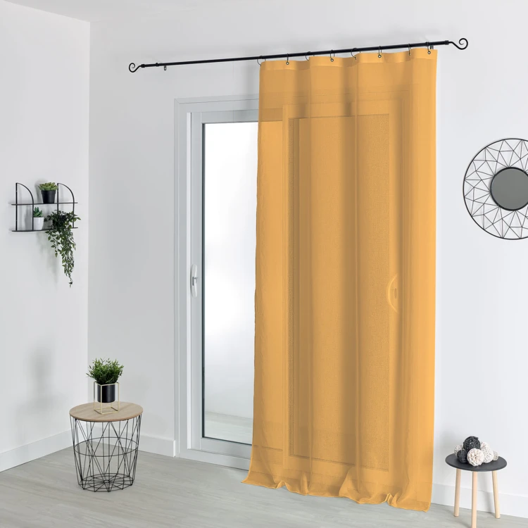 Tecido transparente com argolas pretas amovíveis