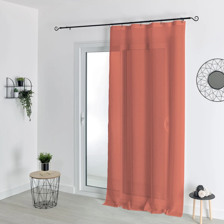 Tecido transparente com argolas pretas amovíveis