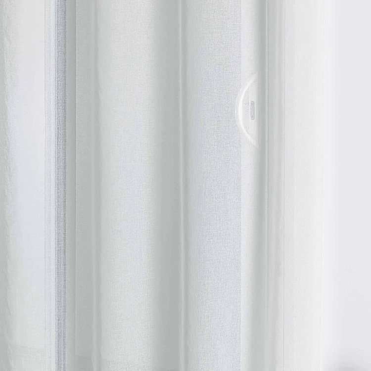 Tecido transparente com argolas pretas amovíveis