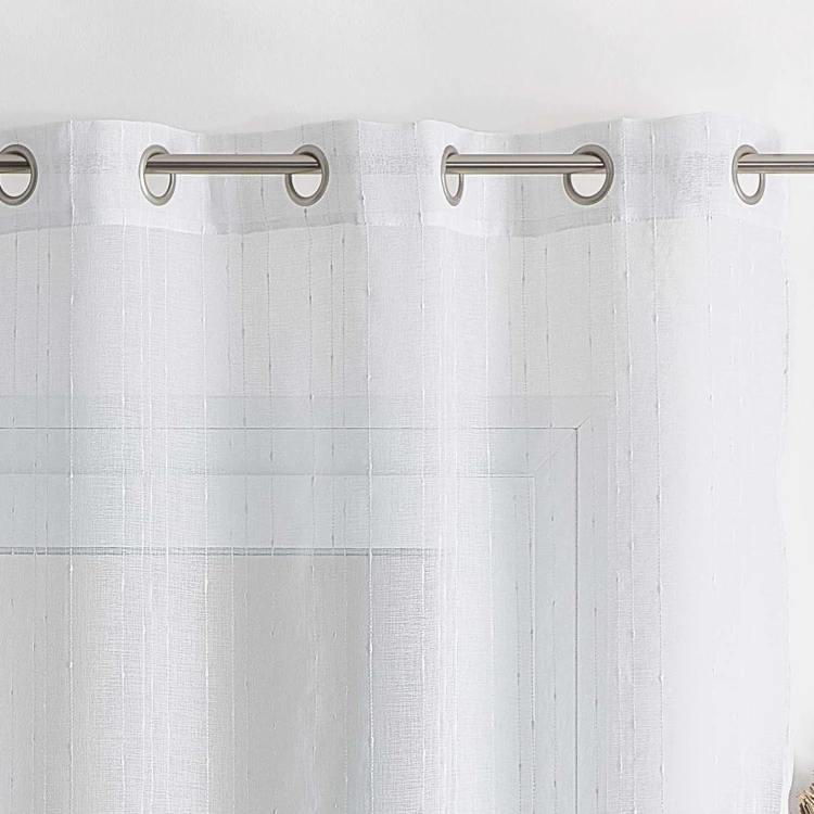 Cortinas transparentes com riscas