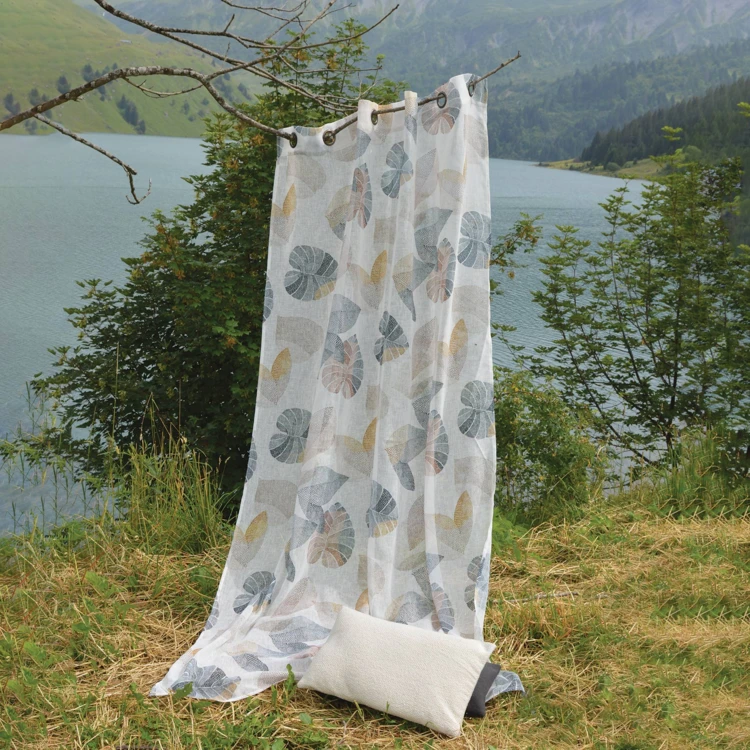 Cortinas transparentes com estampados de folhas