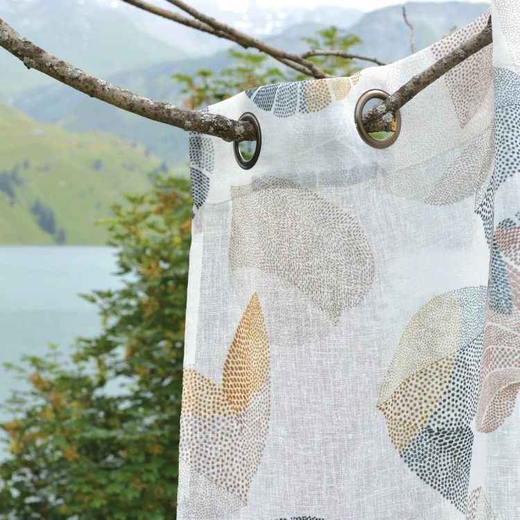 Cortinas transparentes com estampados de folhas