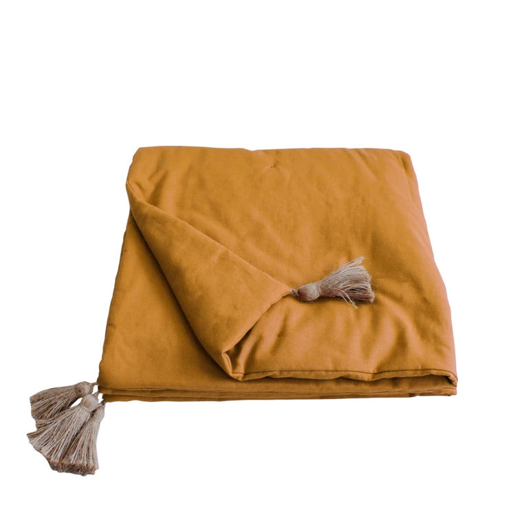 Panama-Steppdecke mit Pompons aus Jute