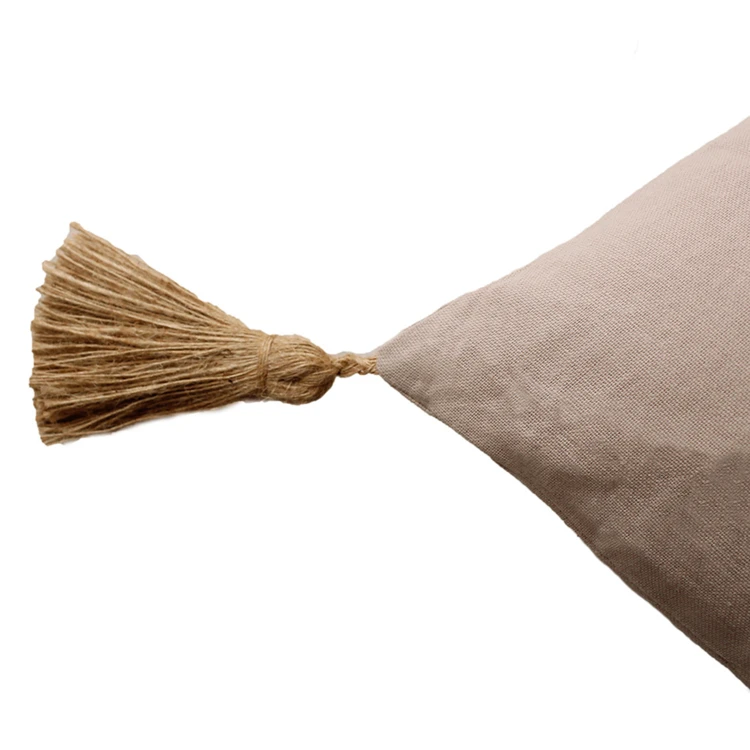 Coussin avec pompons en jute
