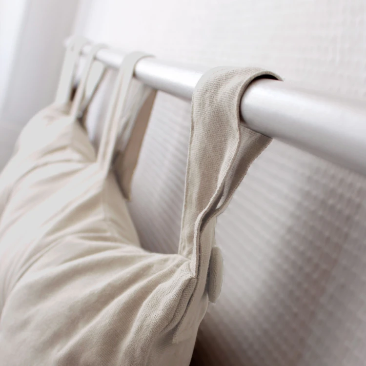 Cuscino per testiera in cotone con linguette a bottone