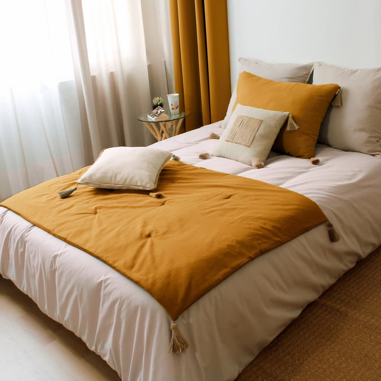 Panama-Steppdecke mit Pompons aus Jute