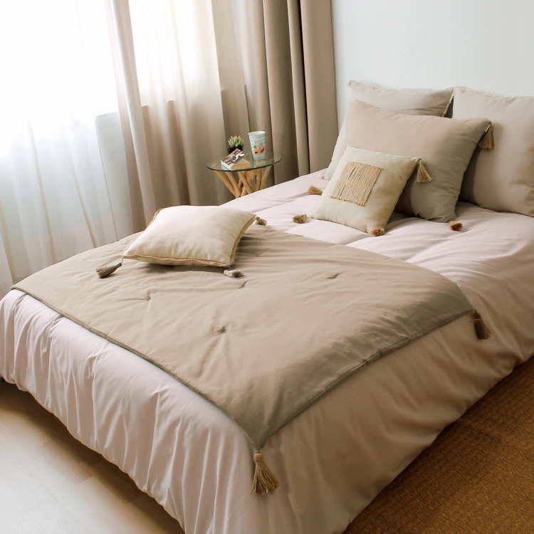 Panama-Steppdecke mit Pompons aus Jute