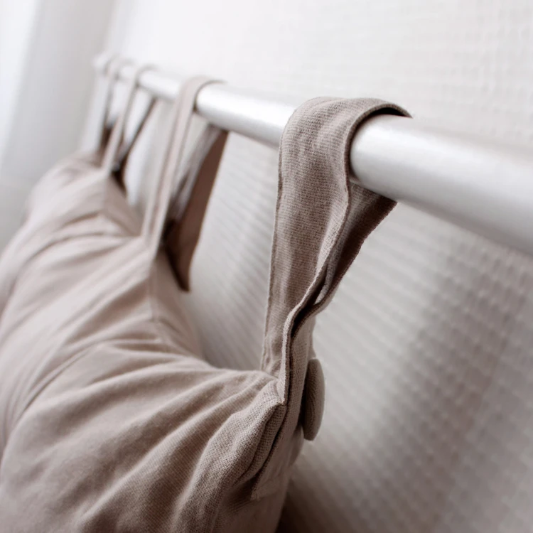 Cuscino per testiera in cotone con linguette a bottone