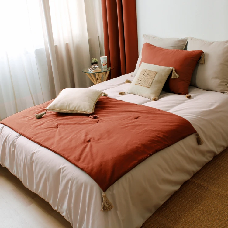 Panama-Steppdecke mit Pompons aus Jute