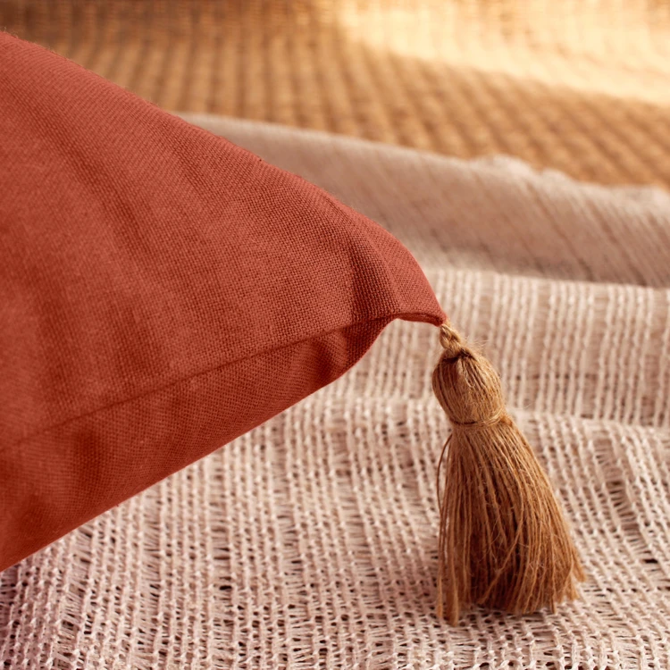 Coussin avec pompons en jute