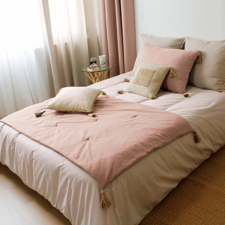Panama-Steppdecke mit Pompons aus Jute