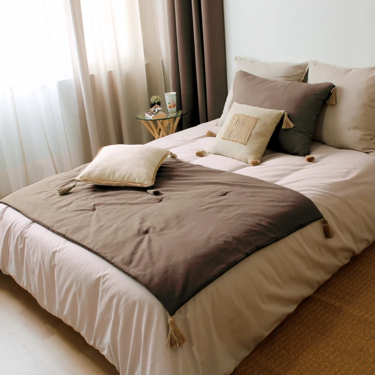 Panama-Steppdecke mit Pompons aus Jute