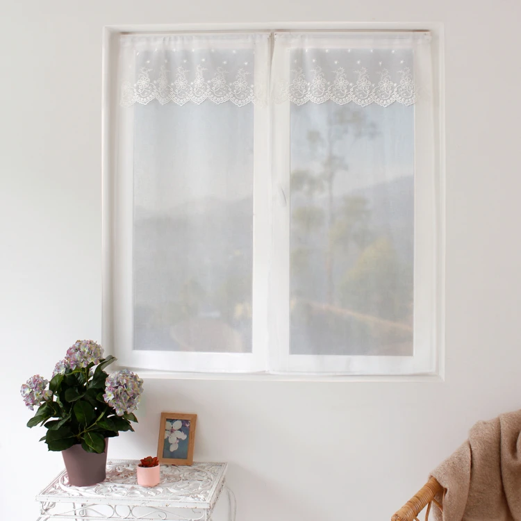Par de cortinas pequenas com folho bordado na parte superior