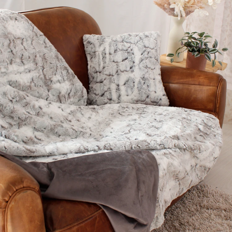 Plaid aus Fellimitat mit Fleecefutter