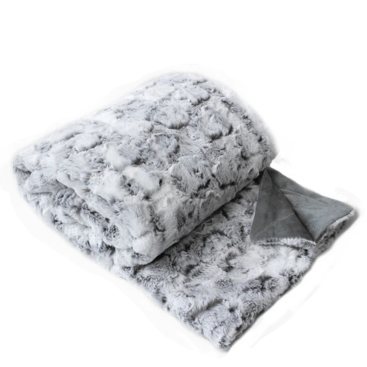 Plaid aus Fellimitat mit Fleecefutter
