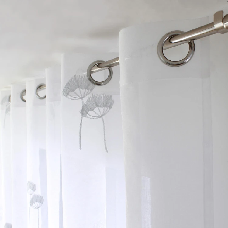 Transparenter Vorhang mit floralen Stickereien