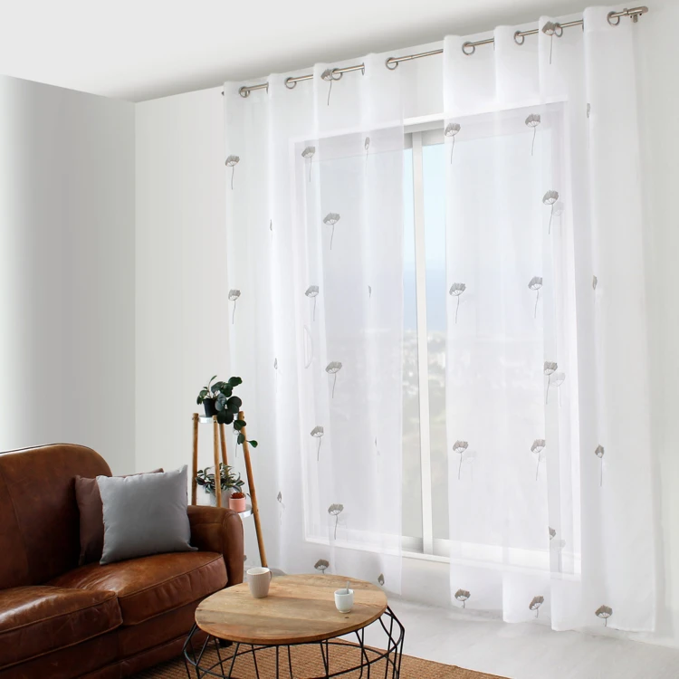 Transparenter Vorhang mit floralen Stickereien