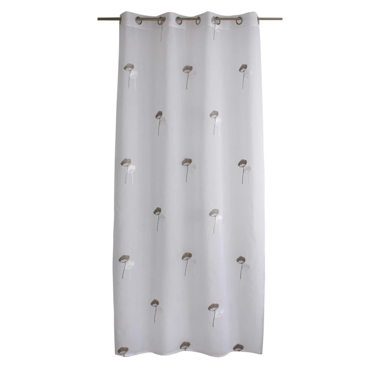 Transparenter Vorhang mit floralen Stickereien
