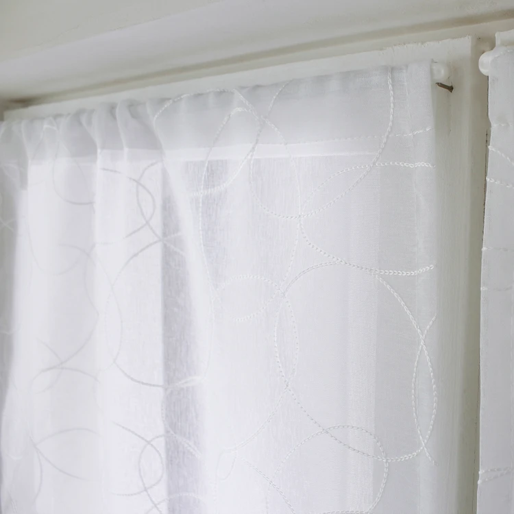 Par de pequenas cortinas bordadas com esferas