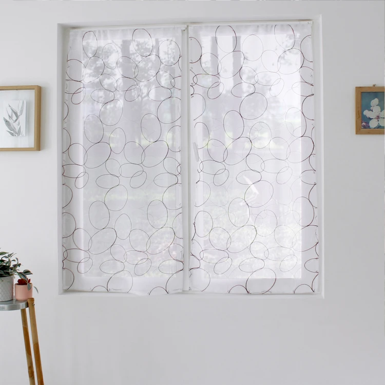 Par de pequenas cortinas bordadas com esferas