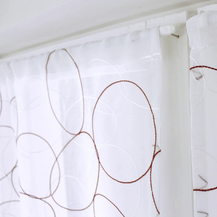 Par de pequenas cortinas bordadas com esferas