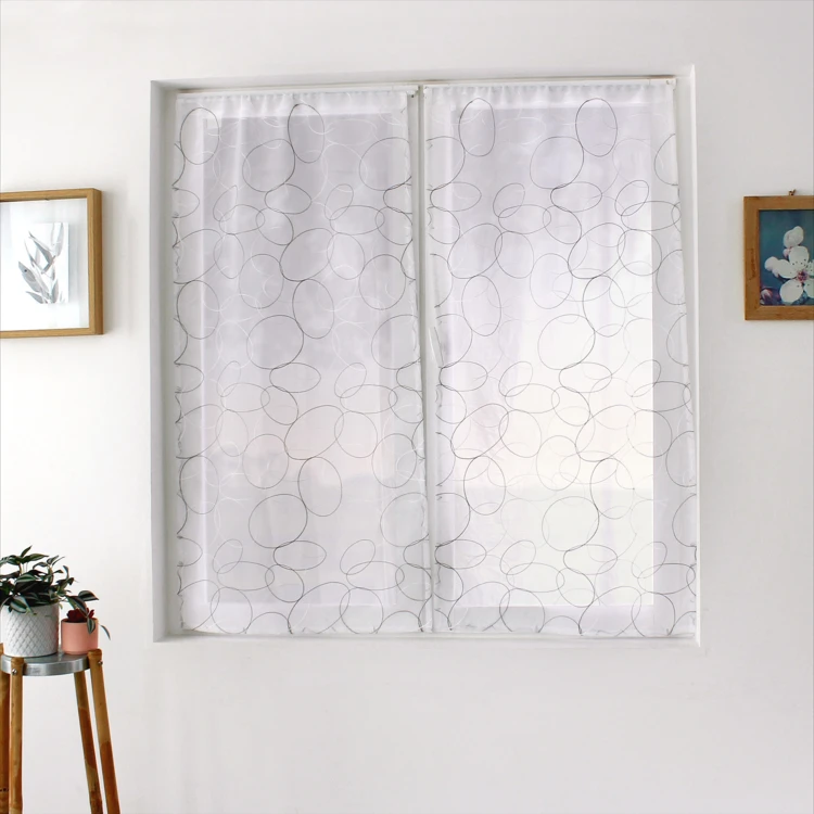 Par de pequenas cortinas bordadas com esferas