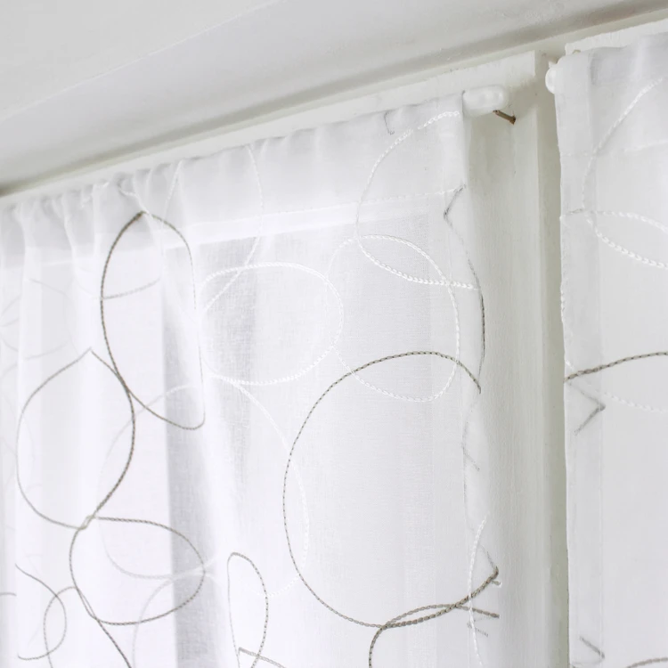 Par de pequenas cortinas bordadas com esferas