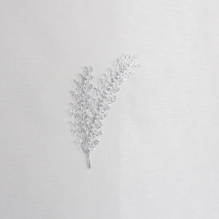 Paire de petits voilages aux broderies bicolores