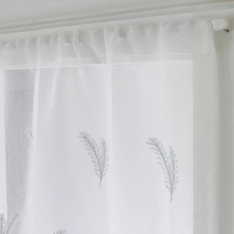 Paire de petits voilages aux broderies bicolores